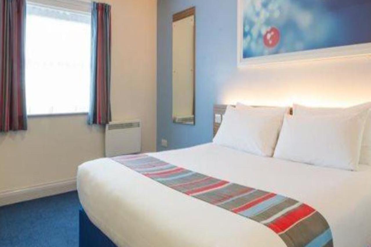Travelodge Bracknell Exterior photo